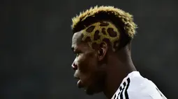 Pemain berkebangsaan Prancis, Paul Pogba telah menjadi terkenal dari banyaknya gaya rambutnya yang berlebihan sebagaimana hebat kemampuannya dalam sepak bola. Pogba menampilkan motif leopard alias macan tutul di dua sisi kepalanya. (GIUSEPPE CACACE/AFP)