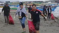 Aksi bersih Pantai Karangria Manado, Selasa (27/2/2024), bertepatan dengan momen peringatan Hari Peduli Sampah Nasional.