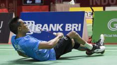 Ukun Rukendi pebulutangkis Indonesia meraih medali perak setelah gagal mengalahkan Bhagat Pramod asal India di nomor tunggal putra SL3 pada Asian Para Games 2018 di Istora Senayan, Sabtu (13/10/2018).  (Bola.com/Peksi Cahyo)