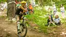 Salah satu peserta menjaga keseimbangannya saat melewati jalur curam di Kejuaraan Unicycle bertajuk 'The Muni-Elite Downhill Finals Event of The 18th Unicon' yang digelar di Desa Basque, Spanyol pada 1 Agustus 2016. (AFP PHOTO / Gari Garaialde)