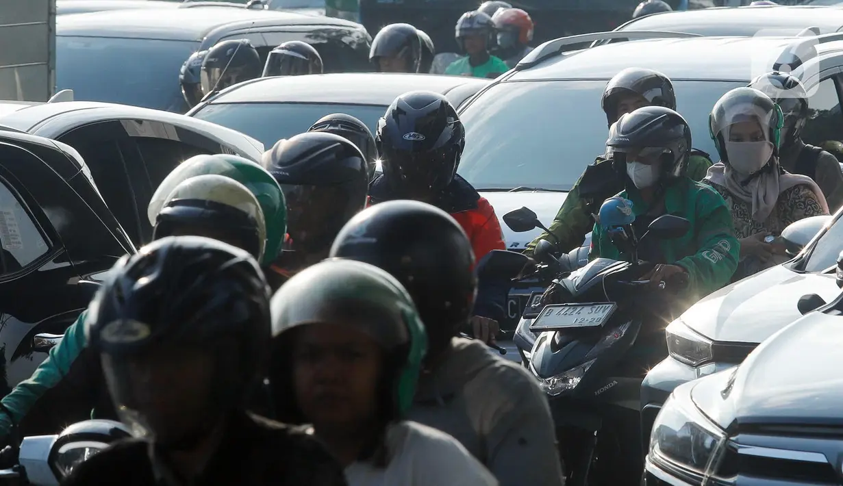 Kemacetan tidak hanya mempengaruhi waktu perjalanan, tetapi juga kualitas udara di Jakarta. (Liputan6.com/Herman Zakharia)
