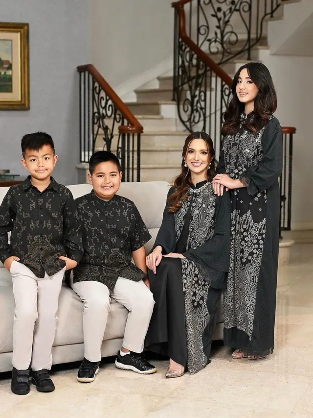 Potret Nia Ramadhani dan anak-anak (Sumber: Instagram/ramadhaniabakrie)