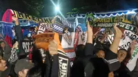 Berbagai perwakilan kelompok suporter membentangkan syal klub kebanggannya di sela peringatan tujuh hari tragedi Stadion Kanjuruhan Malang pada Jumat, 7 Oktober 2022 (Liputan6.com/Zainul Arifin)