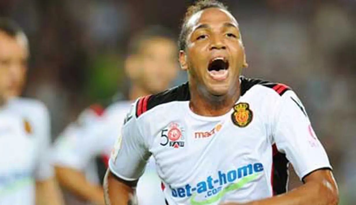 Kegembiraan striker Real Mallorca Emilio Nsue seusai menjebol gawang Barcelona dalam lanjutan La Liga di Nou Camp, 3 Oktober 2010. Skor 1-1. AFP PHOTO / LLUIS GENE 