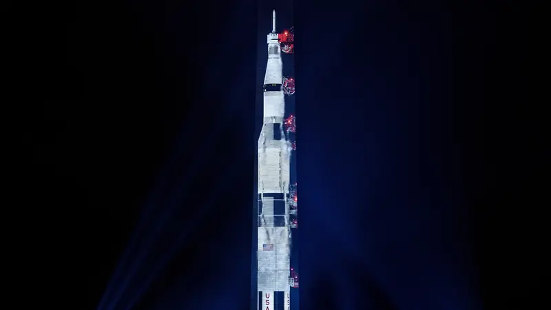 Monumen Washington Berubah Jadi Roket Saturn V
