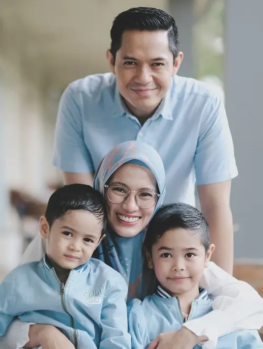Pakai baju warna biru muda senada, wajah bahagia terpancar jelas di wajah keluarga kecil ini. Paras Renda dan Malik pun tak jarang bikin salah fokus, karena sangat mirip dengan Dude Harlino dan Alyssa Soebandono kecil. Bahkan senyuman Dude, Rendra da Malik mirip bak pinang dibelah dua. (Liputan6.com/IG/@ichasoebandono)