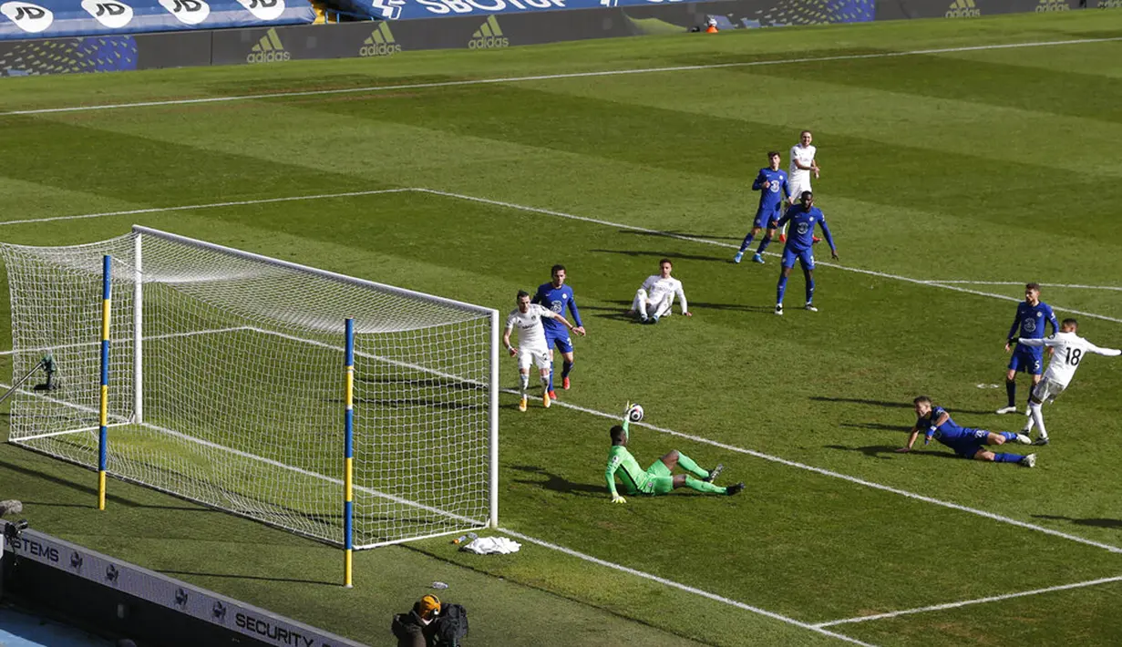 Penjaga gawang Chelsea Edouard Mendy menghalau tendangan pemain Leeds United Raphinha pada pertandingan Liga Inggris di Stadion Elland Road, Leeds, Inggris, Sabtu (13/3/2021). Pertandingan berakhir 0-0. (Lee Smith/Pool via AP)