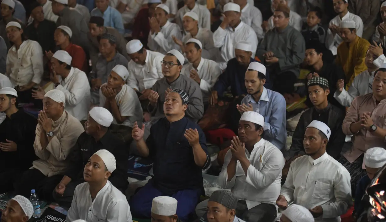 Ribuan jemaah dari berbagai wilayah di Indonesia berdoa usai melakukan salat tarawih di Jalan Pahlawan, Bogor, Jawa Barat, Kamis (20/3/2025). (merdeka.com/Arie Basuki)