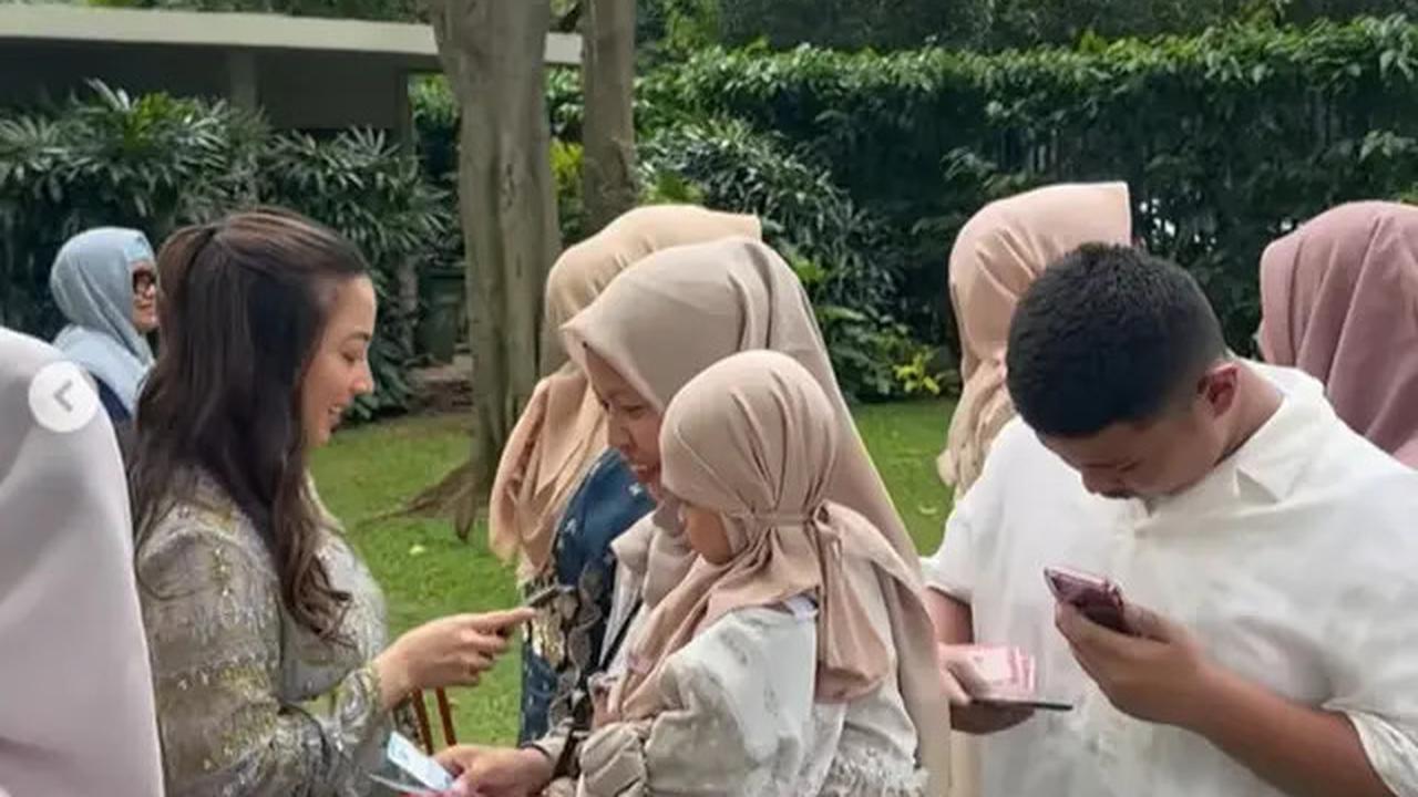 6 Potret Keluarga Nikita Willy Bagi-Bagi THR Lebaran, Sudah Jadi Tradisi Setiap Tahun