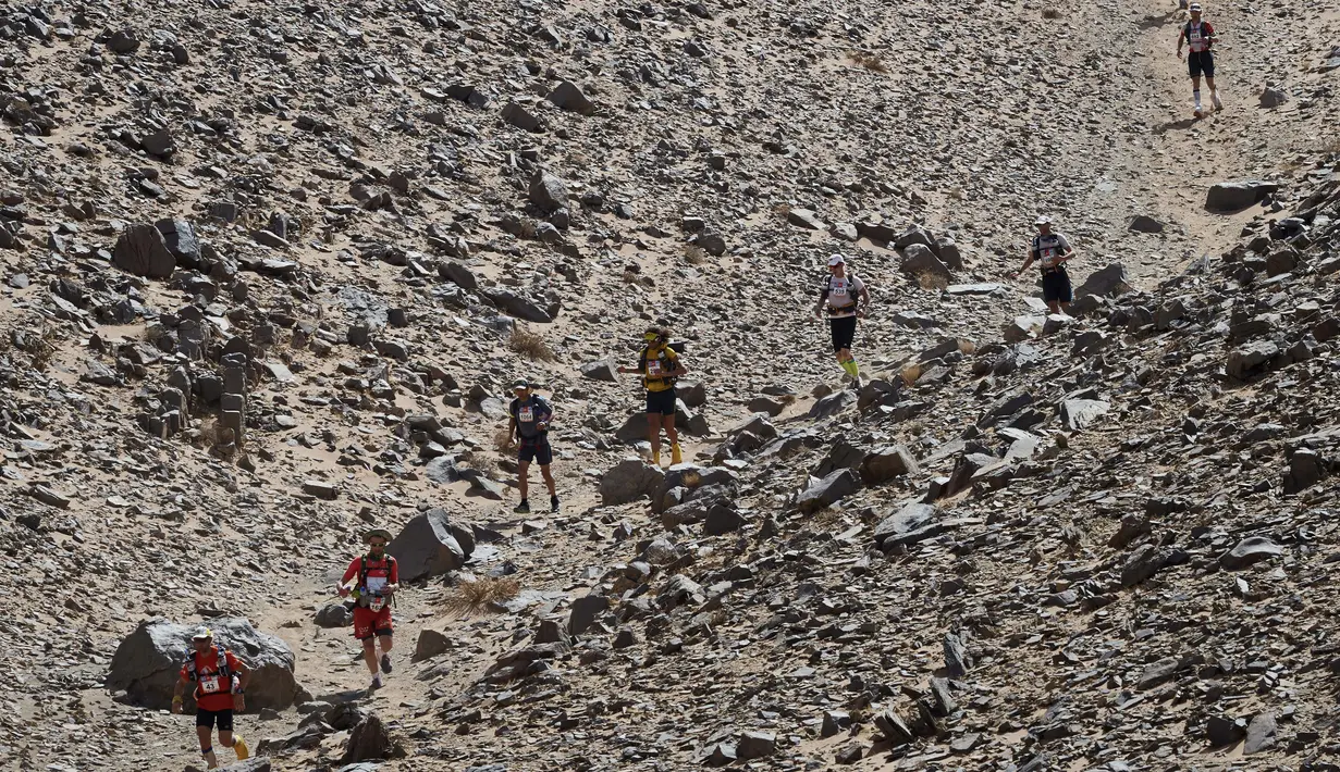 Peserta mengambil bagian dalam lomba lari internasional Marathon des Sables ke-32 tahap ketiga di Gurun Sahara, sebelah selatan Maroko, Selasa (11/4). Perlombaan maraton di gurun pasir ini diklaim sebagai yang tersulit di dunia (JEAN-PHILIPPE KSIAZEK/AFP)