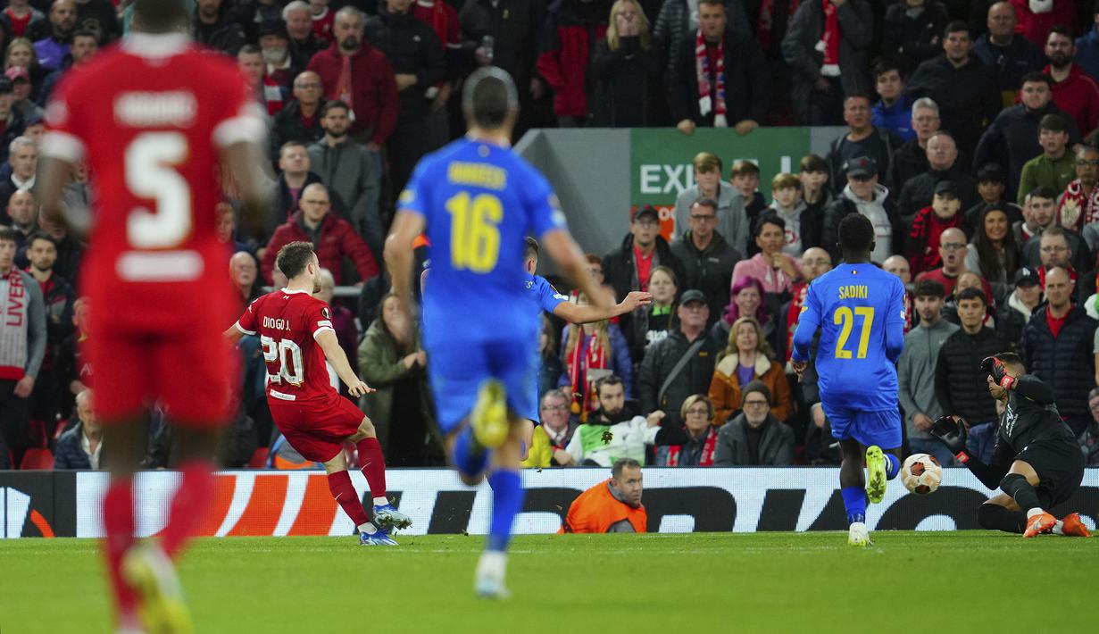 Pemain Liverpool, Diogo Jota (kedua kiri) mencetak gol kedua timnya ke gawang Union Saint-Gilloise pada laga Grup E Liga Europa 2023/2024 yang berlangsung di Anfield, Inggris, Jumat (6/10/2023) dini hari WIB. (AP Photo/Jon Super)