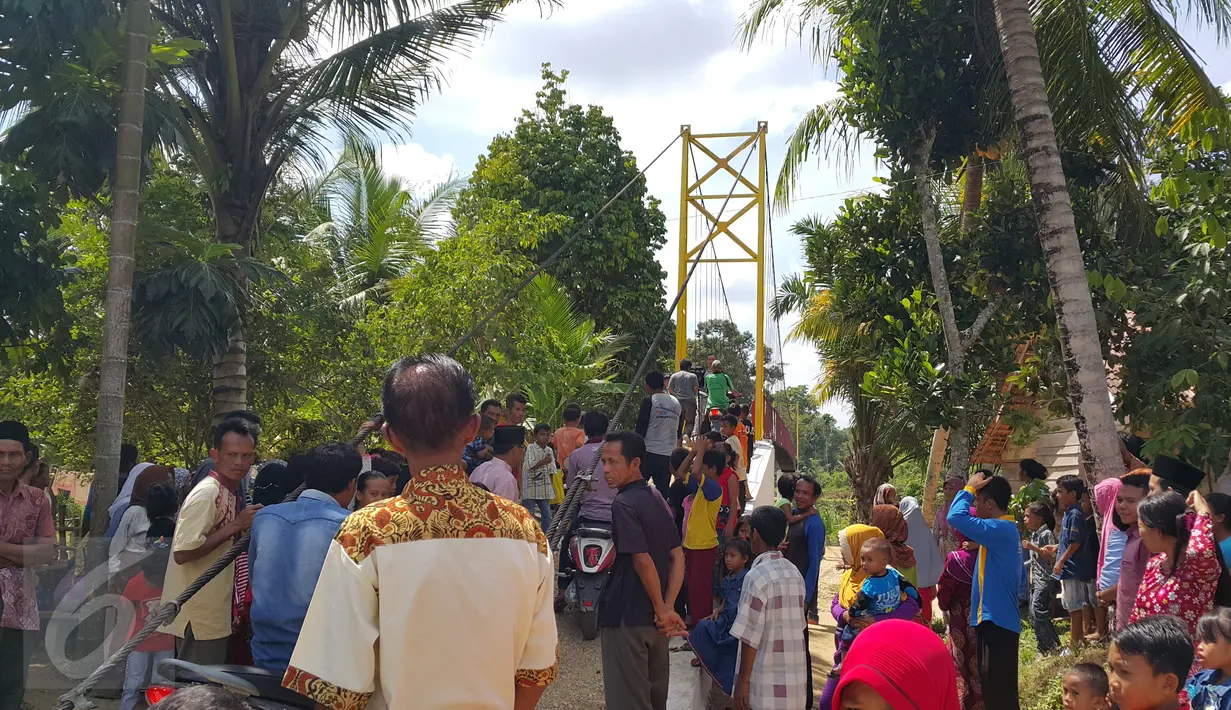 Warga saat menyaksikan peresmian Jembatan Asa di Desa Pintas Tuo, Kecamatan Muara Tabir, Jambi, (7/8). Jembatan itu sangat berarti bagi warga, karena menjadi penghubung akses antardesa yang selama ini terputus. (Liputan6.com/dok SCTV)