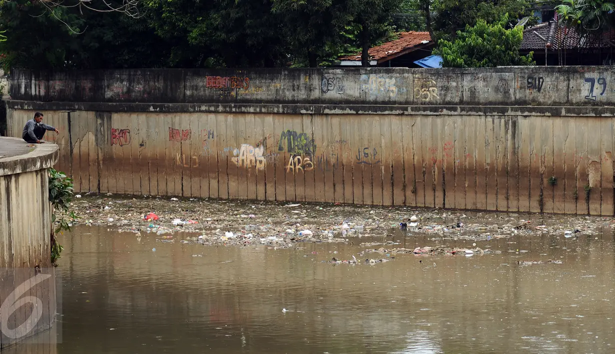 Ceceran sampah terlihat menggenang di Kali Krukut dekat TPU Karet Bivak Jakarta, Sabtu (5/11). Tampak warga menghabiskan waktu dengan memancing ikan di sisi Kali Krukut. (Liputan6.com/Helmi Fithriansyah)