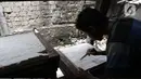 Aktivitas pekerja mengolah kedelai untuk dijadikan tahu di industri rumahan kawasan Duren Tiga, Jakarta, Senin (18/11/2019). Mentan Syahrul Yasin Limpo merevisi target produksi kedelai di tahun 2020, yang semula 2,8 juta ton menjadi 1,12 juta ton. (Liputan6.com/Herman Zakharia)