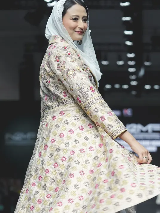 Ia mengenakan busana modest yang elegan dengan sentuhan wastra khas Jawa Timur, memperlihatkan kecantikan budaya lokal dalam setiap detail busana. [@dyahroroestiwp].