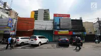 Pejalan kaki melintas di depan sejumlah pertokoan yang tutup di Jalan Sabang, Jakarta pada Rabu (22/5/2019). Pemilik toko dan pengelola kantor di kawasan tersebut menutup toko dan kantor mereka imbas aksi 22 Mei 2019 yang berakhir rusuh di beberapa titik lokasi. (Liputan6.com/Aangga Yuniar)