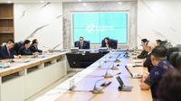Menteri Komunikasi dan Digital Republik Indonesia Meutya Hafid saat bertemu dengan Sekretaris Partai Kota Nanning, Provinsi Guangxi, China, Nong Shengwen, di Kantor Kementerian Komdigi, Selasa (25/3/2025), untuk membahas pengembangan teknologi AI. (Dok. Kementerian Komdigi)