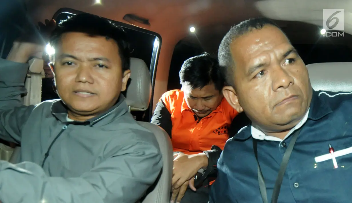 Anggota DPR dari Fraksi Golkar Bowo Sidik Pangarso (BSP) dikawal petugas usai menjalani pemeriksaan di Gedung KPK, Jakarta, Kamis (28/3). KPK menetapkan BSP, Asty Winasti dan Indung terkait dugaan suap pelaksanaan kerja sama pengangkutan di bidang pelayaran. (merdeka.com/Dwi  Narwoko)