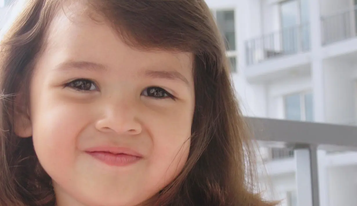 <p>Ini merupakan potret masa kecil Sandrinna Michelle. Di akun media sosial pribadinya, ia kerap membagikan potret masa kecilnya yang menggemaskan. (Foto: instagram.com/sandrinna_11)</p>