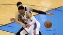 Pebasket  San Antonio Spurs, Danny Green (14) dihadang pebasket  Thunder, Russell Westbrook (0) pada lanjutan NBA Playoffs game ke-6 semifinal wilayah barat di Chesapeake Energy Arena,Oklahoma City, (12/5/2016). (Mark D. Smith-USA TODAY Sports)