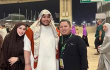 4 Potret Ivan Gunawan Jalan Kaki ke Jamarat dari Mina Cuma Pakai Sandal Jepit