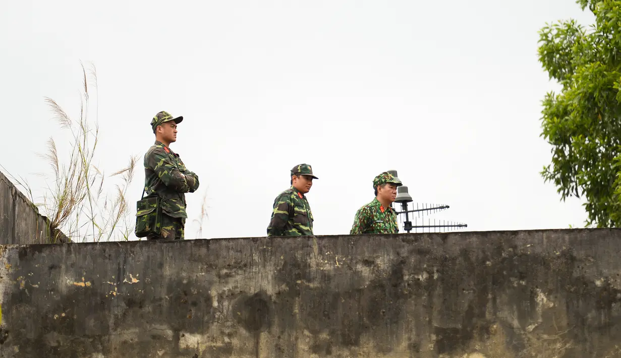 Tentara Vietnam berjaga-jaga di atap stasiun kereta Dong Dang menjelang kedatangan pemimpin Korea Utara Kim Jong-un di Lang Son, Senin (25/2). Kim Jong-un akan memasuki Vietnam dengan kereta api untuk pertemuan dengan Donald Trump. (Nhac NGUYEN/AFP)