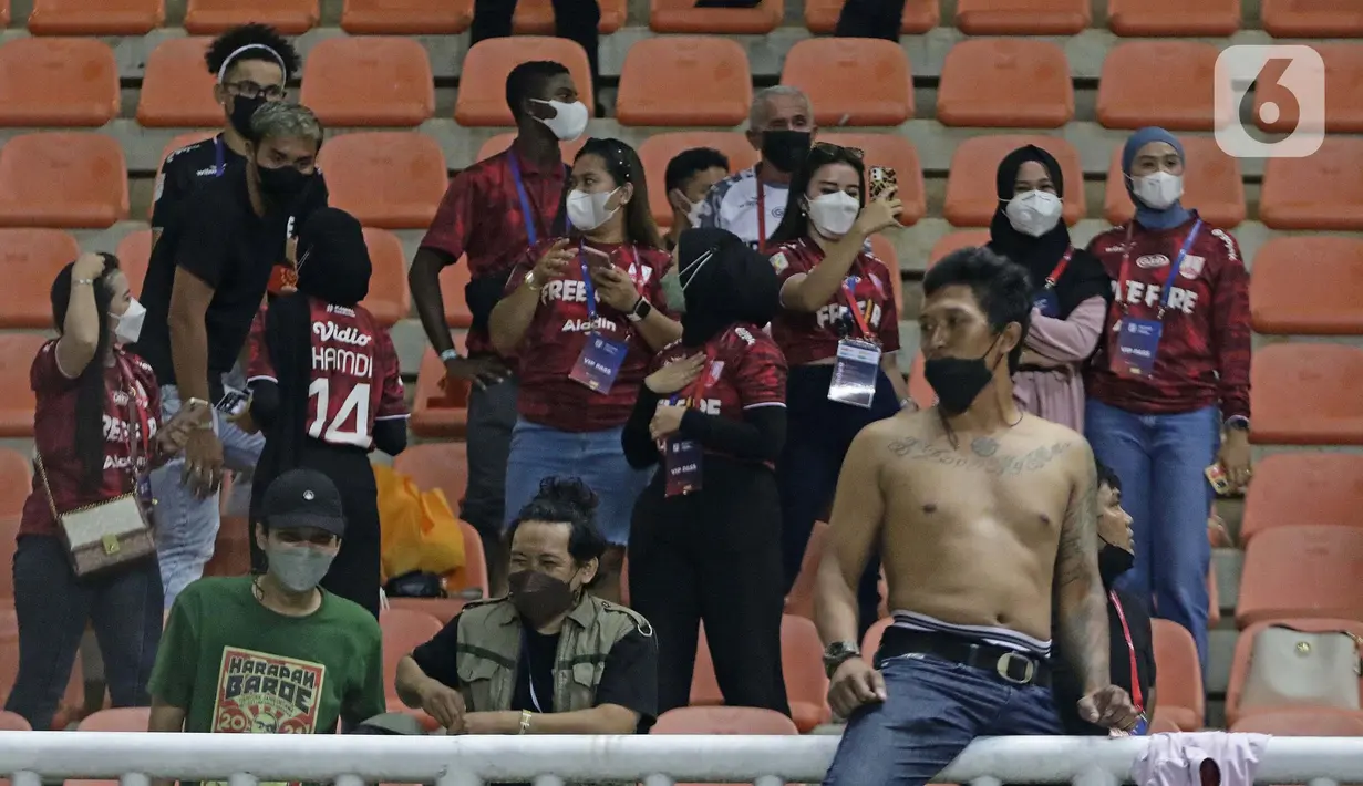 Suporter menyaksikan laga Final Liga 2 Indonesia 2021 antara Persis Solo melawan Rans Cilegon United di Stadion Pakansari, Bogor, Kamis (30/12/2021). Persis Solo unggul 2-1. (Liputan6.com/Helmi Fithriansyah)