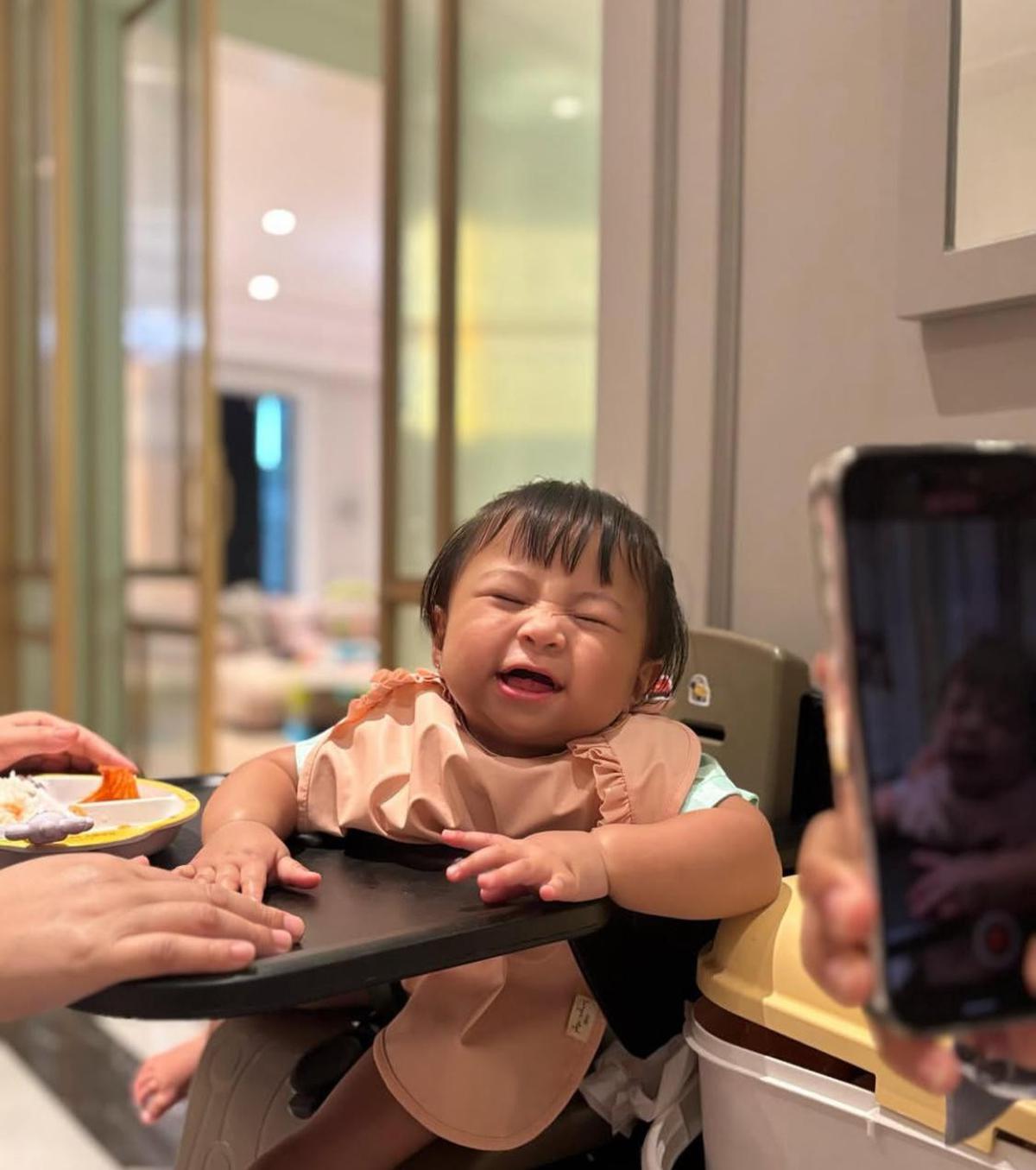 Ekspresi Gemas! Potret Lily Saat Makan Ini Mirip Emoticon Hidup
