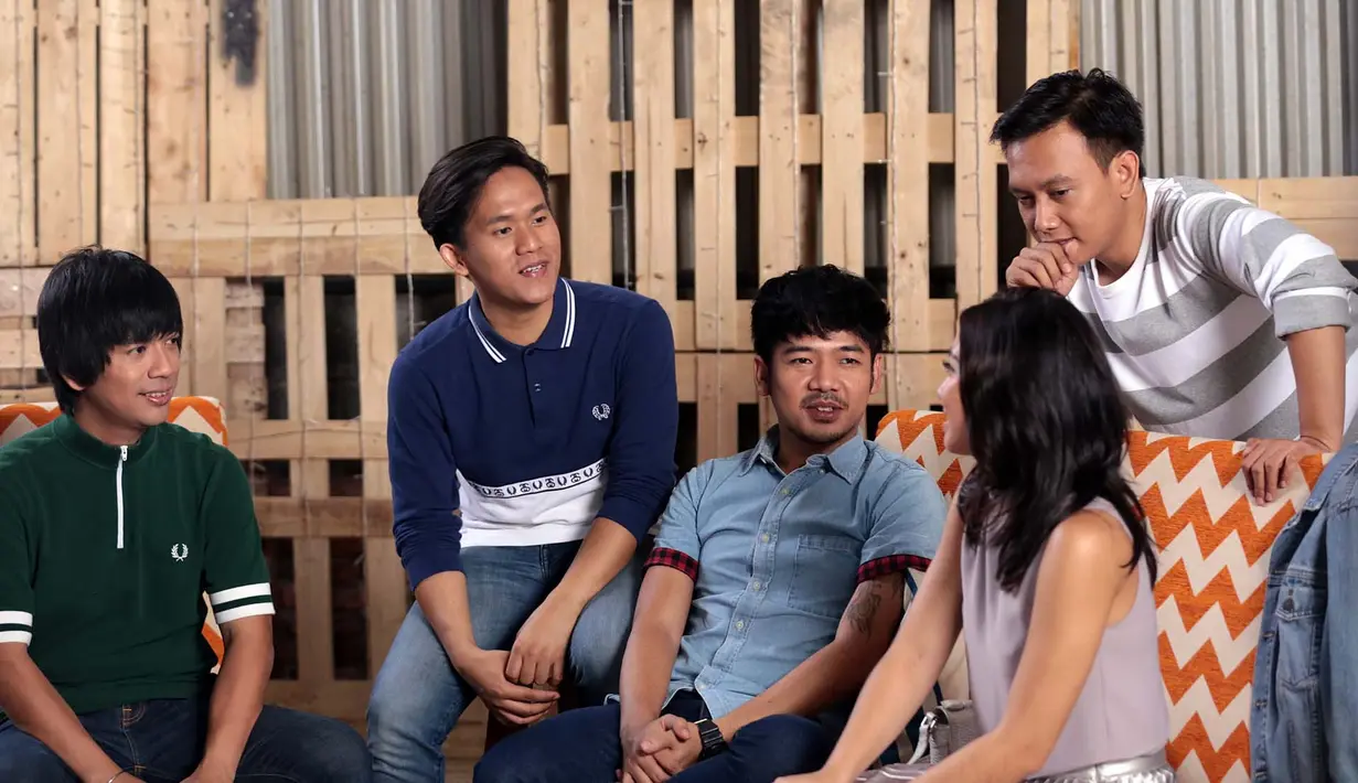 Sebagai musisi, para personil D'Masiv juga mengalami banyak kesulitan. Salah satunya adalah Rian, mengakui bahwa akting lebih sulit dibanding saat manggung. (Deki Prayoga/Bintang.com)