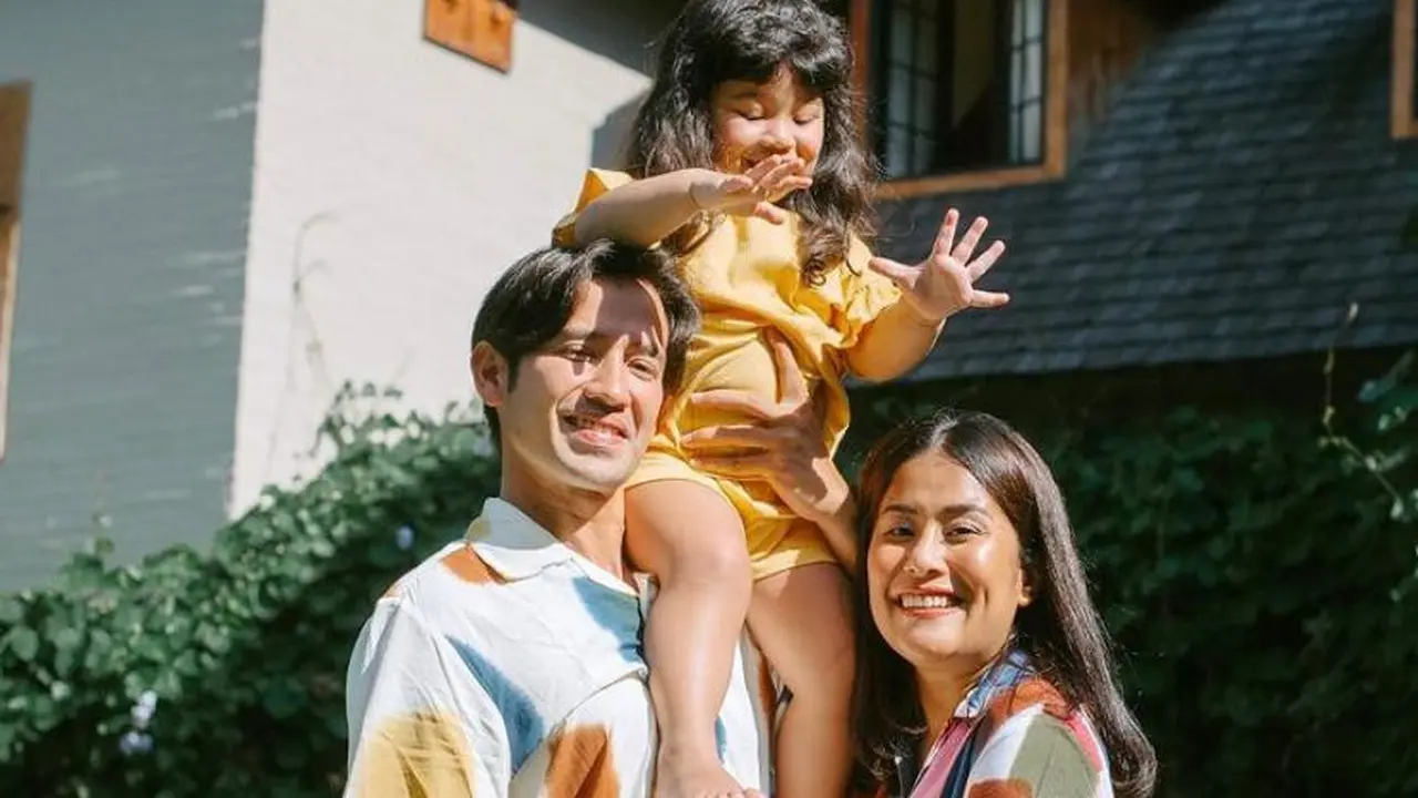 8 Potret Gaya Gya Sadiqah Istri Tarra Budiman Liburan di Bali, Baby Bump Mulai Terlihat