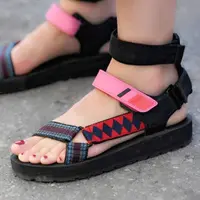 Simak bagaimana Dad Sandals menggeser popularitas heels (Foto: Instagram/shinailblue)