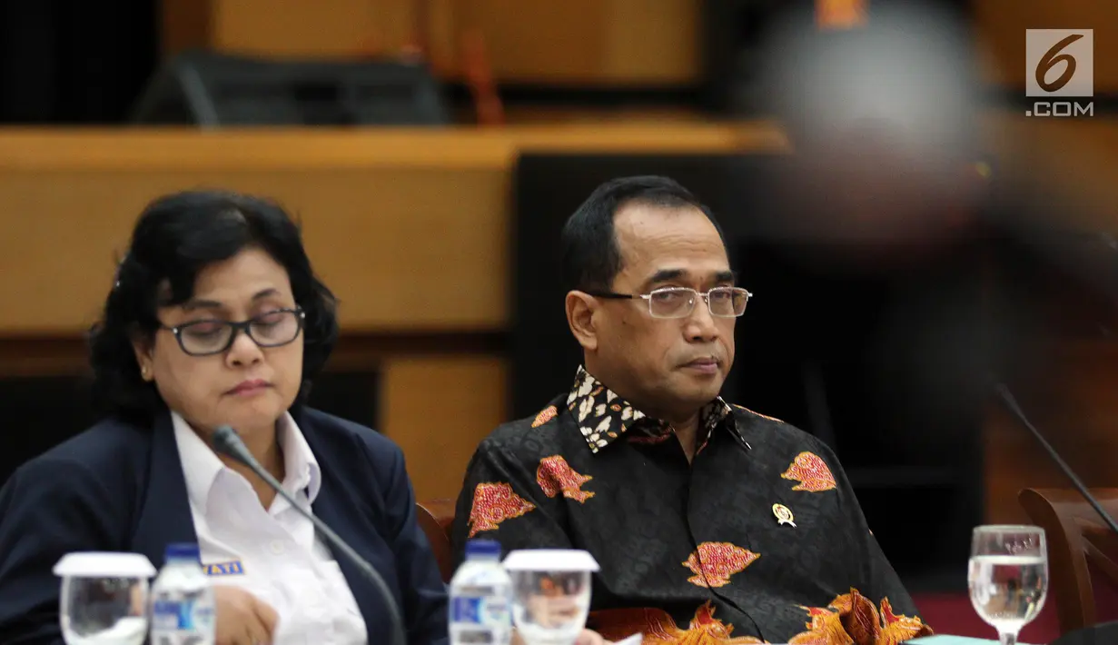 Menteri Perhubungan Budi Karya Sumadi saat (kanan) memaparkan pencapaian kinerja akhir tahun 2018 Kementerian Perhubungan di Jakarta, Kamis (13/12). Sejumlah pencapaian tercatat dalam laporan kinerja selama empat tahun. (Liputan6.com/Johan Tallo)