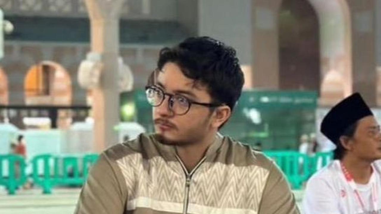 Foto-foto Bryan Domani saat Berada di Tanah Suci, Penampilannya Bikin Salfok
