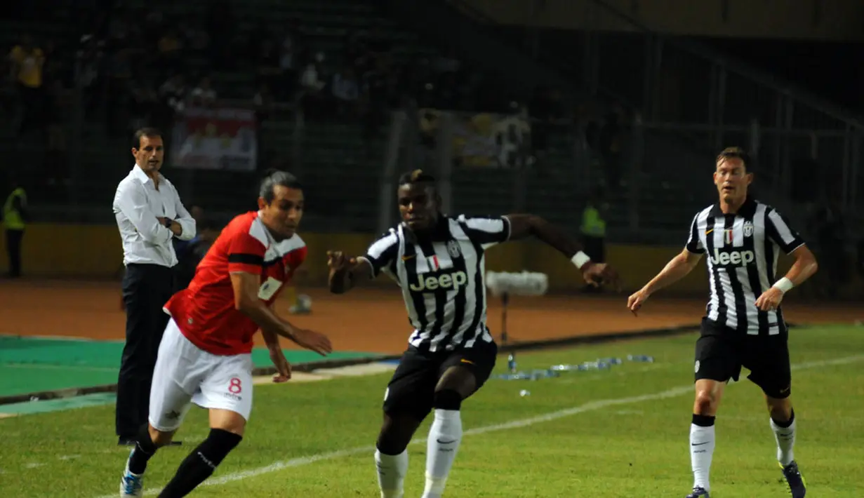 Pelatih Juventus, Massimiliano Allegri (kiri), memerhatikan serius pergerakan timnya saat berlaga kontra ISL All Stars di Stadion GBK Jakarta, (6/8/2014). (Liputan6.com/Helmi Fithriansyah)