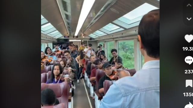 Addie MS dan Musisi Twilite Orchestra Getarkan Kereta Panoramic dengan Lagu Rasa Sayange. Foto: tangkapan layar tiktok @addiems999.