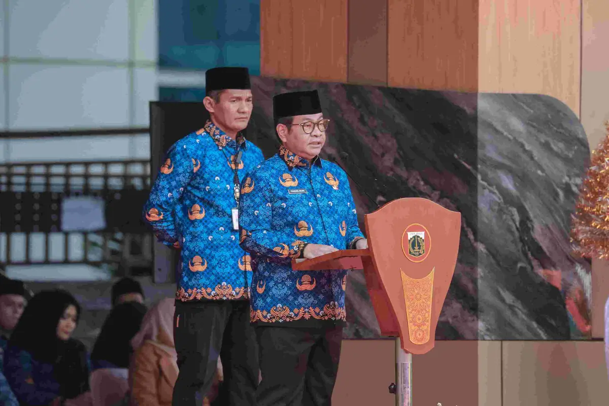 Gubernur DKI Jakarta Pramono Anung menjadi inspektur upacara Peringatan Hari Pahlawan 10 November di Balai Kota Jakarta, pada Senin (10/11/2025).