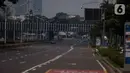Sejumlah kendaraan melintas di ruas jalan protokol saat pemberlakuan Pembatasan Sosial Berskala Besar (PSBB) di Jakarta, Jumat (10/4/2020).  Aturan itu dikeluarkan pemerintah guna mempercepat penanganan virus corona (Covid-19). (Liputan6.com/Angga Yuniar)