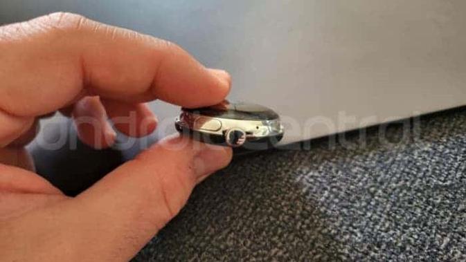 <p>Sebuah Google Pixel Watch diketahui sempat tertinggal di salah satu restoran di Amerika Serikat. (Doc: Android Central)</p>