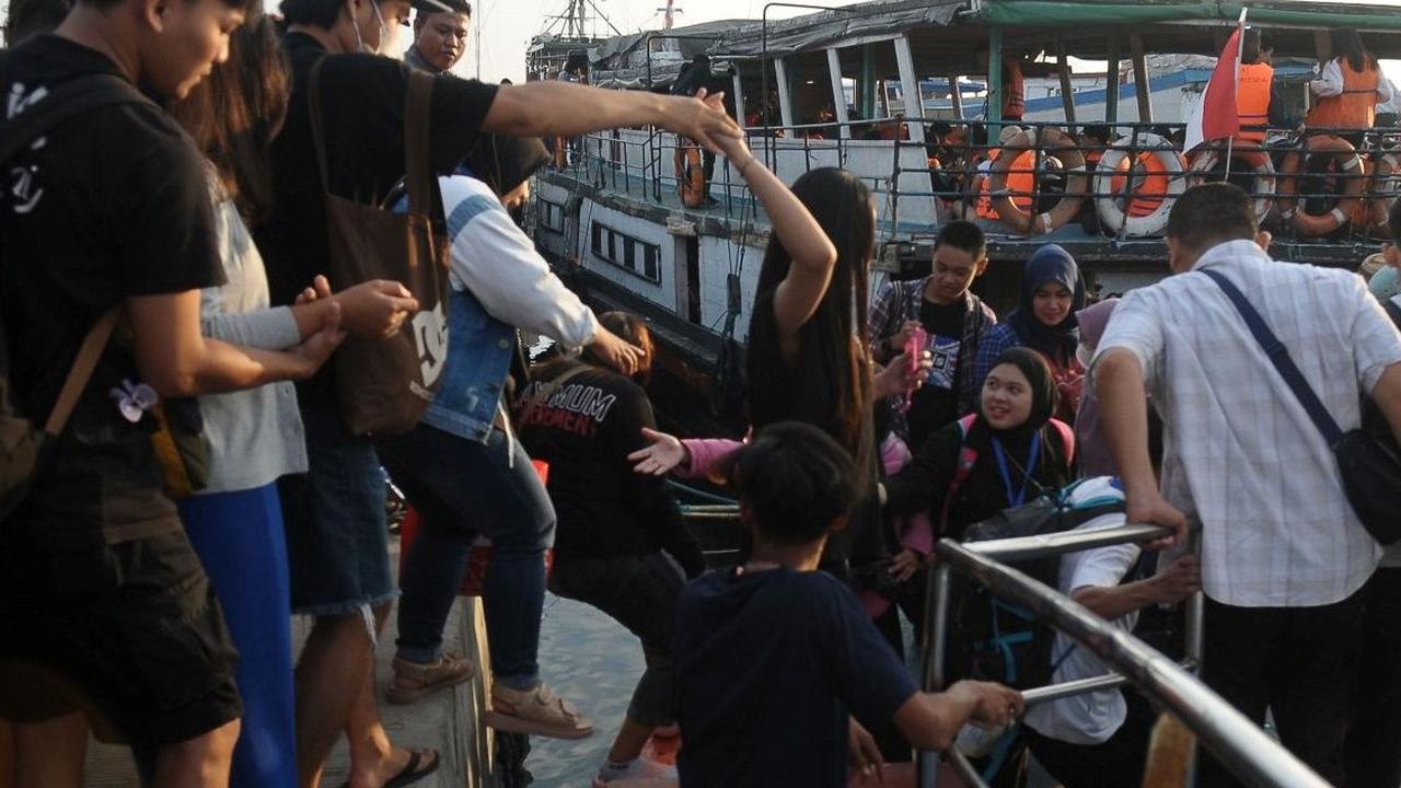 Ribuan warga yang akan pergi wisata ke Kepulauan Seribu mulai memadati Pelabuhan Muara Angke, Jakarta, Sabtu (13/4/2024).<br><br>Mereka tampak bergegas naik ke Kapal Motor (KM) Tradisional untuk mengisi libur lebaran Idul Fitri 1445 H ke sejumlah pulau ya