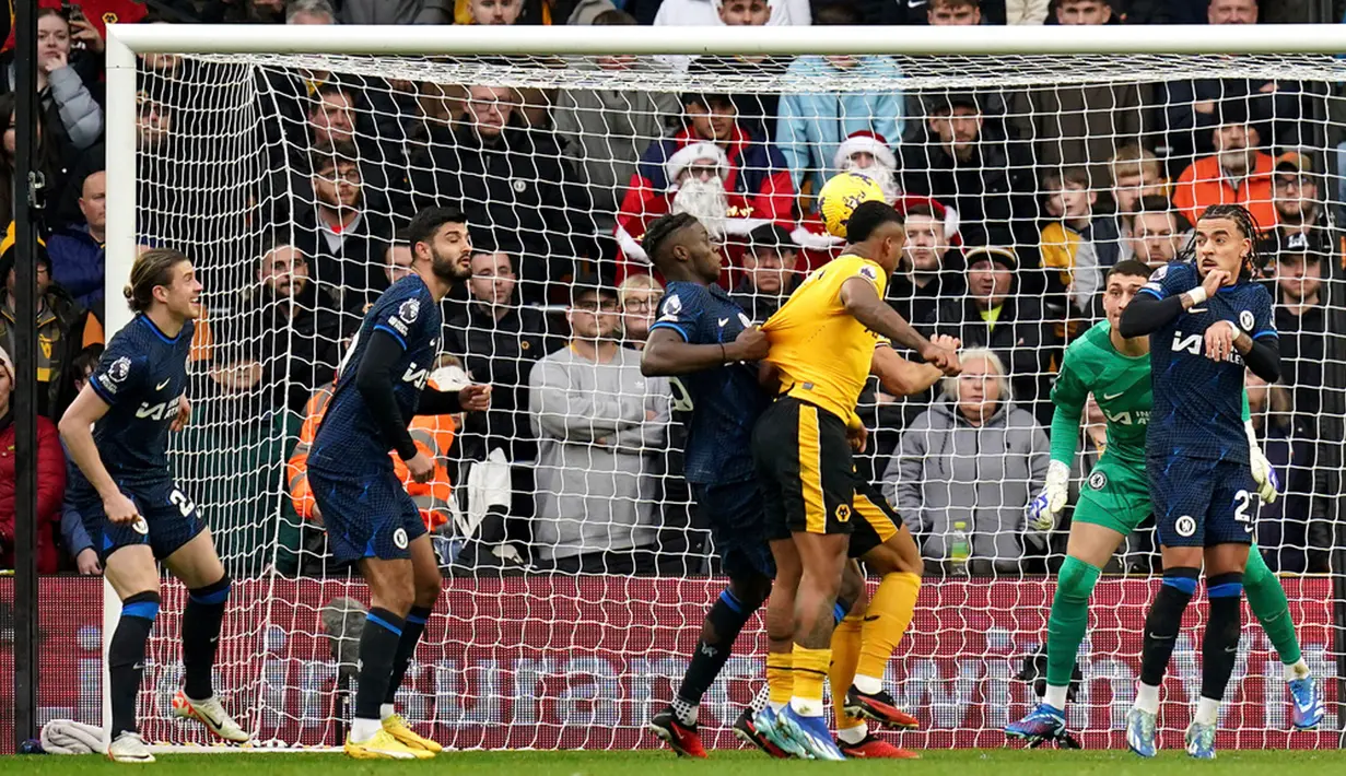 Rapatnya pertahanan Wolverhampton Wanderers membuat Chelsea banyak mencoba tendangan-tendangan jarak jauh. Tapi hingga paruh pertama babak kedua belum ada yang bisa membuahkan gol. (Jacob King/PA via AP)