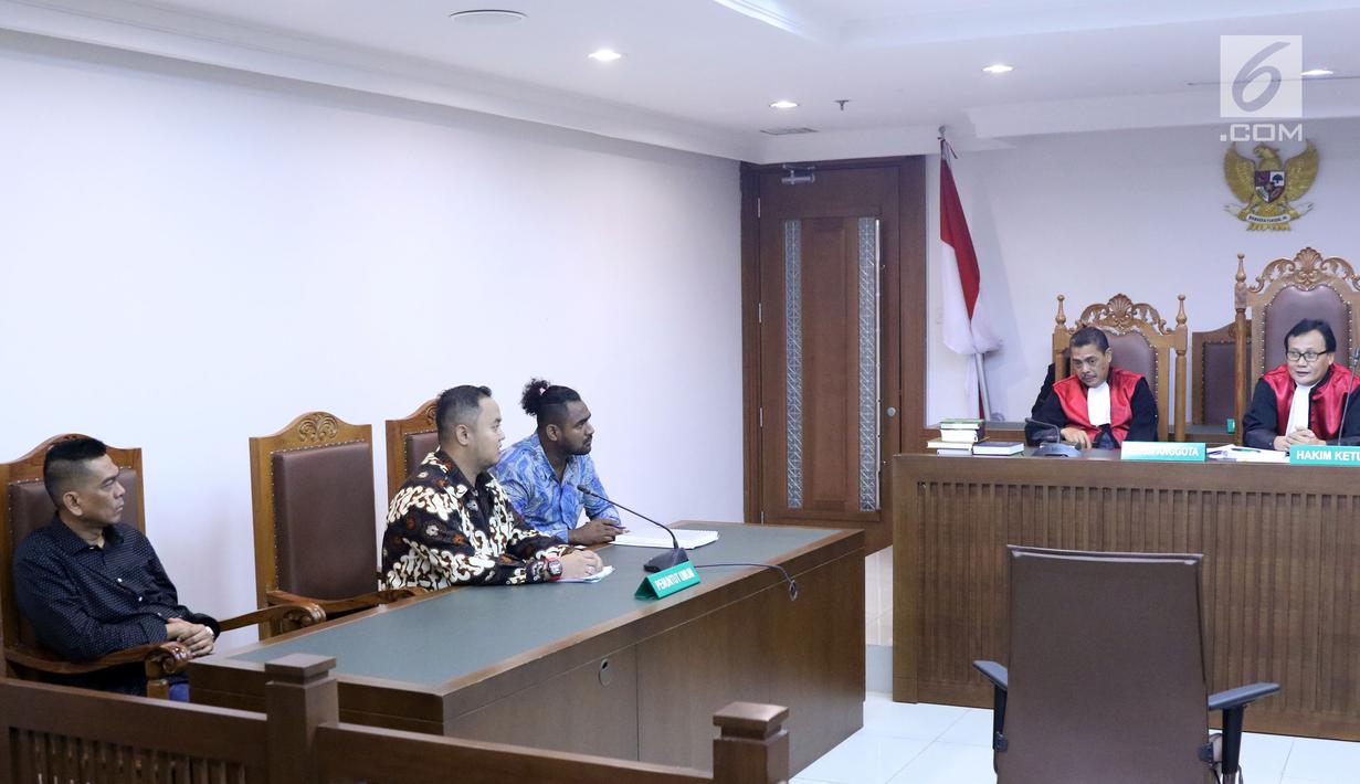 Mantan anggota DPRD DKI Jakarta, M Sanusi (kiri) saat menjalani sidang lanjutan Peninjauan Kembali (PK) di PN Jakarta Pusat, Rabu (25/7/2018). Pada tingkat banding, M Sanusi divonis 10 tahun penjara dan denda Rp 500 juta. (Liputan6.com/Helmi Fithriansyah)