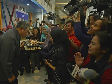 Presiden SBY saat meniup lilin kue ulang tahun, Jakarta, Selasa (9/9/14). (ANTARA FOTO/Widodo S. Jusuf)