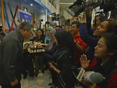 Presiden SBY saat meniup lilin kue ulang tahun, Jakarta, Selasa (9/9/14). (ANTARA FOTO/Widodo S. Jusuf)