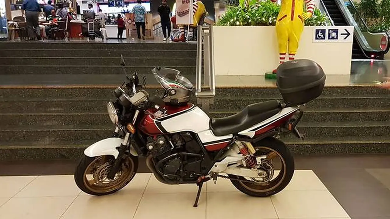 Motor pria misterius yang masuk Bandara Changi, Singapura. (Channel News Asia)