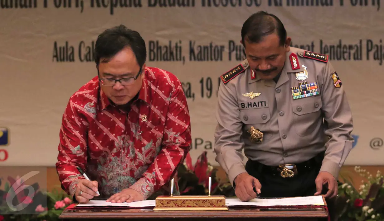 Menteri Keuangan Bambang Brodjonegoro (kiri) dan Kapolri Jenderal Badrodin Haiti saat menandatangani nota kesepahaman di Jakarta, (19/1). Surat perjanjiaan berisi mengenai kerjasama dalam penegakan hukum bidang perpajakan. (Liputan6.com/Angga Yuniar)