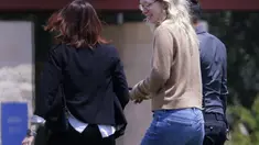 Elizabeth Holmes, pendiri perusahaan rintisan pengujian darah yang gagal, Theranos (tengah) dikawal oleh petugas ke kamp penjara wanita federal di Bryan, Texas, Selasa (30/5/2023). (AP Photo/Michael Wyke)