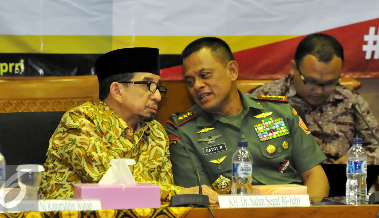 Panglima TNI Jenderal Gatot Nurmantyo berbincang dengan Ketua Majelis Syuro PKS Segaf Al-Jufri saat Seminar Kebangsaan 70 Tahun Kemerdekaan Indonesia, Jakarta, Rabu (26/08/2015). (Liputan6.com/Andrian M Tunay)