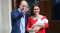 Pangeran William dan Kate Middleton memperlihatkan wajah bayi ketiga mereka ketika akan meninggalkan Rumah Sakit St Mary's di Paddington, London, Senin (23/4). Sejauh ini nama putra ketiga Pangeran William dan Kate Middleton belum diumumkan. (AP Photo)