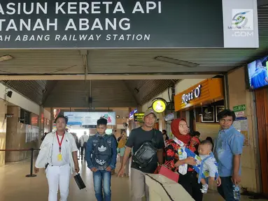 Warga beraktivitas di Stasiun Tanah Abang, Jakarta, Kamis (23/5/2019).  PT Kereta Commuter Indonesia mengumumkan bahwa Stasiun Tanah Abang kembali dibuka dan beroperasi setelah sempat ditutup akibat kerusuhan Aksi 22 Mei di sekitar Gedung Bawaslu dan Tanah Abang. (Liputan6.com/Herman Zakharia)