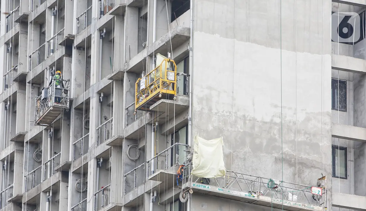 Pekerja menyelesaikan proyek pembangunan apartemen di kawasan Tangerang Selatan, Rabu (25/11/2020). Ekspektasi investor untuk berinvestasi di apartemen berkurang disebabkan turunnya harga sewa apartemen dan stagnansi harga jual. (Liputan6.com/Angga Yuniar)